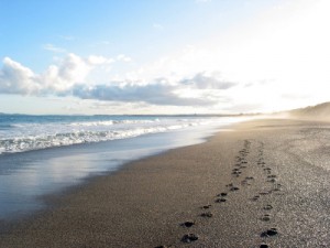 Fußspuren im Sand Meer